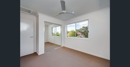 Modern, Low-Maintenance Townhouse in a Convenient Location - Photo 4