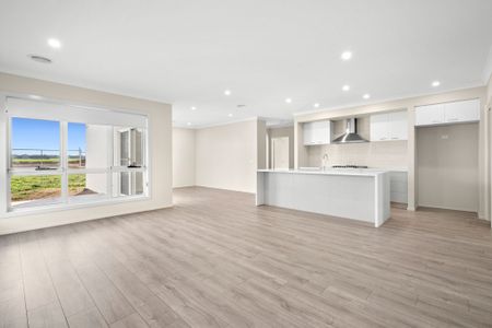 Five Bedroom, Two Living Family Home - Photo 3