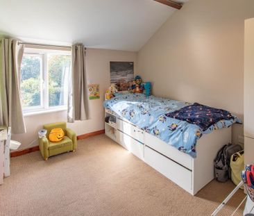 4 bedroom semi-detached house to rent - Photo 2