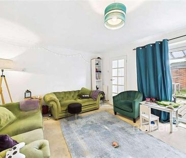 Pinewood Park, Farnborough, Hampshire, GU14 - Photo 2