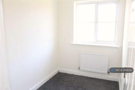 3 bedroom end of terrace house to rent - Photo 3