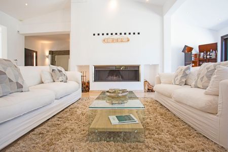 Located in one of the most sought-after residential areas on the island; Golf Santa Ponsa. A spectacular villa consisting of 4 en suite bedrooms and a separate annexe for guest accomodation all offering vews of and access to the golf course. - Photo 2