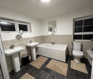 5 bedroom detached house to rent - Photo 3