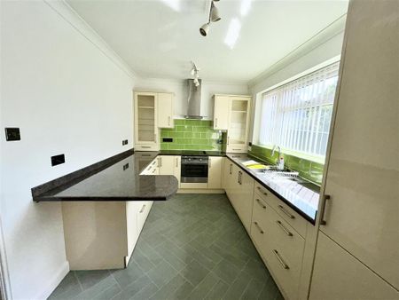 4 bedroom detached bungalow to rent - Photo 5