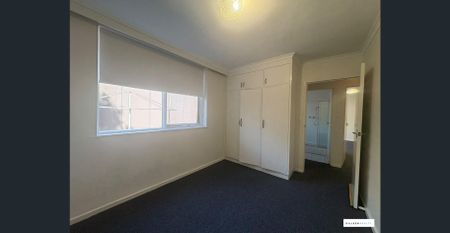 LIGHT-FILLED TWO-BEDROOM UNIT IN PRIME ELSTERNWICK LOCATION - Photo 4
