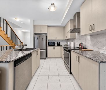 For Lease - 215 Harding Park Street, Newmarket, Ontario - Photo 2