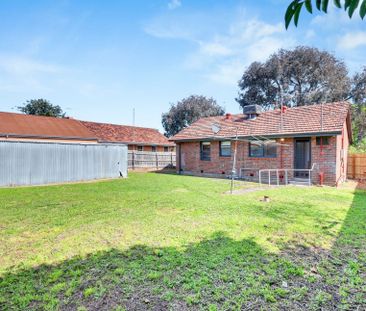 Comfortable Family Home in a Well-Connected Heidelberg West Location - Photo 3