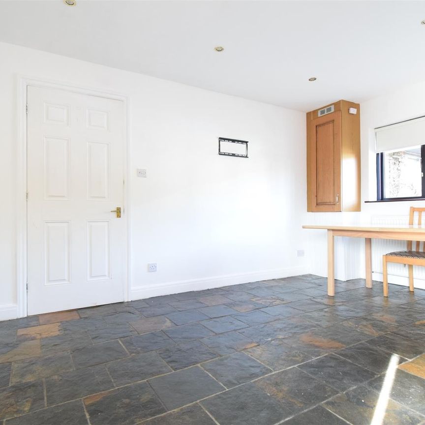 Barratts Road, Wakefield - Photo 1