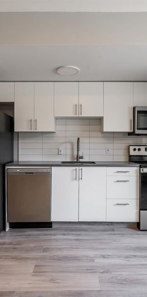 Large Renovated 2 Bedroom Unit - NDG - 5765 Cote-St-Luc Road, Montréal - Photo 1