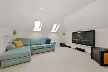 A well presented six bedroom detached family home situated in a Private Estate just 0.3 of a mile from Cobham High Street. - Photo 2