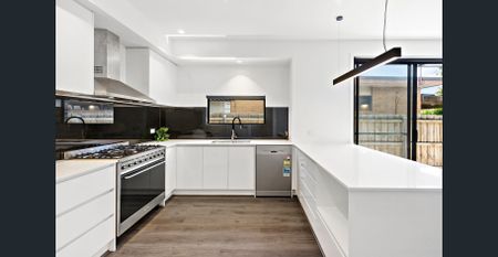 Near New 4 bedroom Townhouse - Photo 5