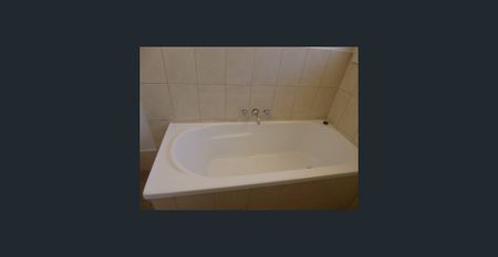 WORTH A LOOK - Photo 3