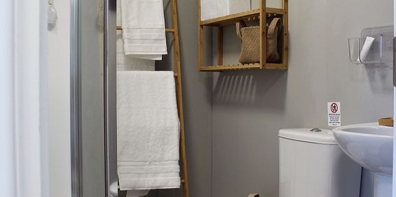 Scandinavian-Style Ensuite Room in Sheffield City Centre - Photo 3