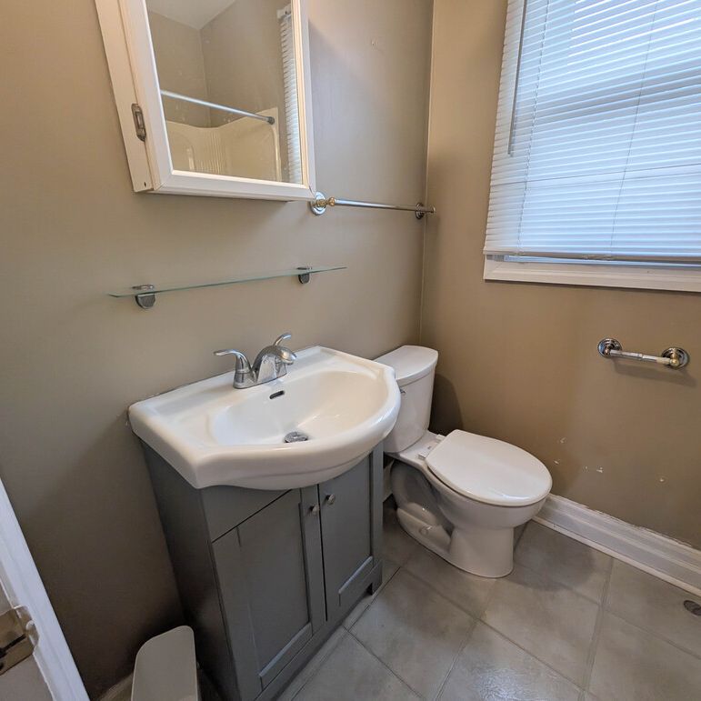 All Inclusive 2 Bedroom Upper Unit in St. Catharines!! - Photo 1