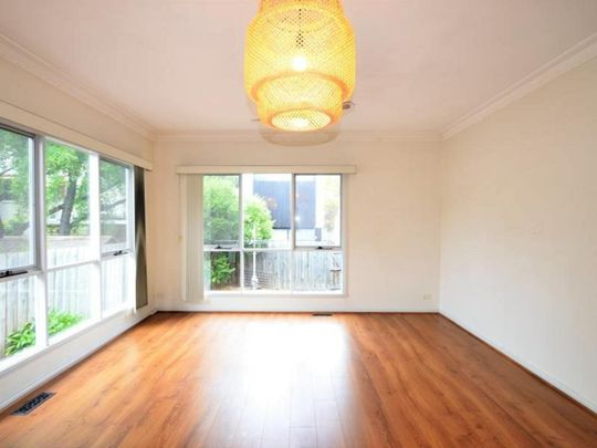 Charming 3-Bedroom Home in the Heart of South Melbourne - Photo 1