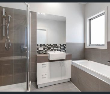 Bright and inviting two bedroom home! - Photo 4