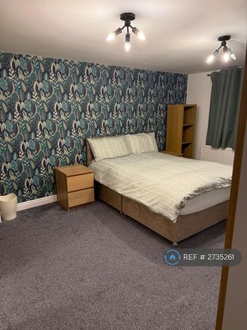 1 bedroom in a house share to rent - Photo 2