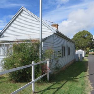 FLAT WITHIN WALKING DISTANCE OF TOWN - Photo 2