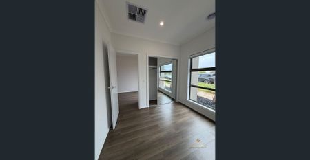 Stunning Modern 3 Bedroom Home in the Heart of Thornhill Park - Photo 2