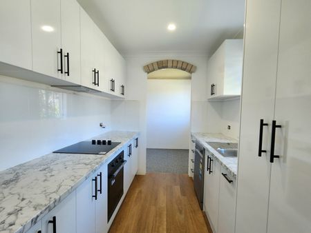 Freshly renovated with modern essentials - Photo 4