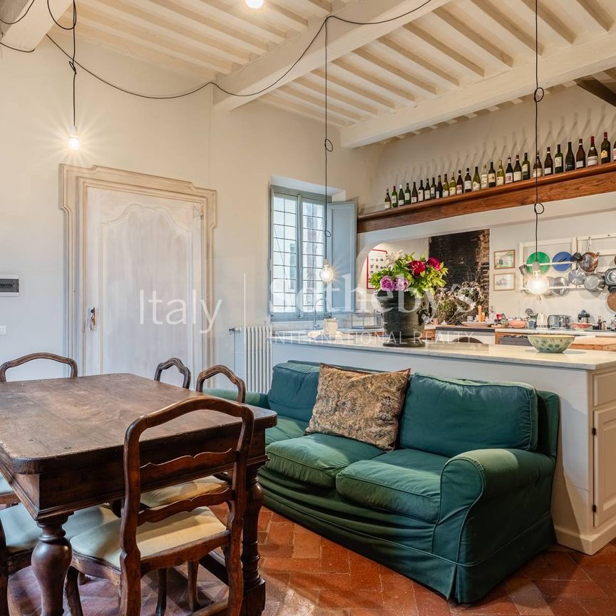 Elegant apartment in a heritage palazzo in Lucca - Photo 1