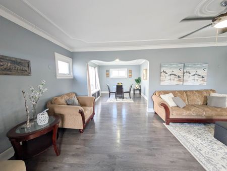 Fully Detached 3 Bedroom House in Welland! - Photo 2