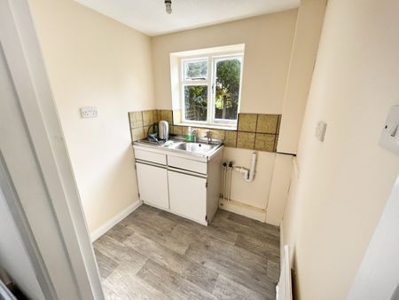 4 bedroom House To Let - Photo 5