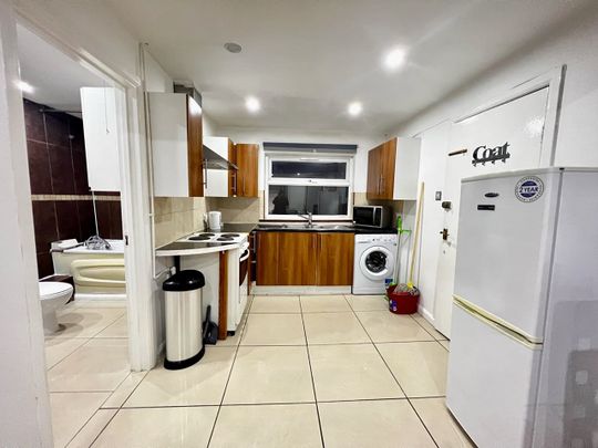 Studio Flat, Bethnal Green Road, E2 - Photo 1