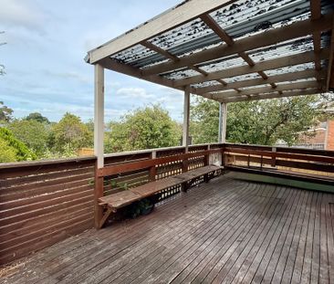 Spacious 3-Bedroom Family Home with Generous Outdoor Space - Photo 2