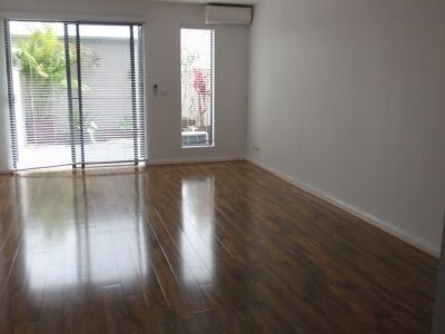 Modern 3 Bedroom Townhouse in Trendy Location! - Photo 5