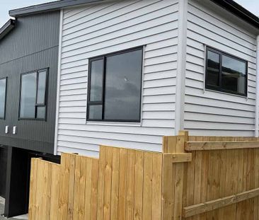 MODERN, SECURE & MINUTES TO THE AIRPORT! - Photo 4