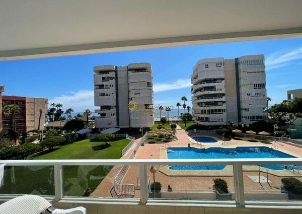 HALF SEASON. FOR RENT FROM 1.9.24-30.6.25 MAGNIFICENT APARTMENT ON THE 1ST LINE OF THE BEACH WITH SEA VIEWS IN LA CARIHUEA (TORREMOLINOS)