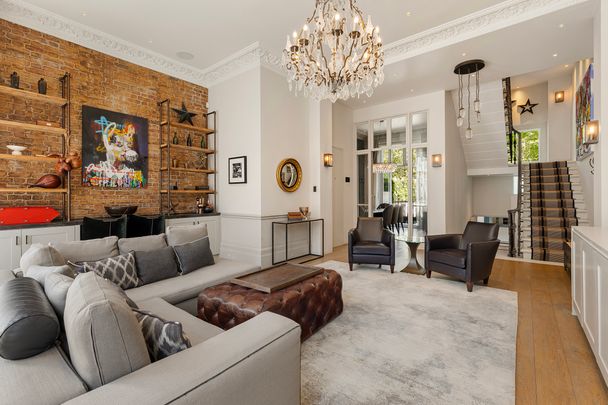 Stylish two-bedroom apartment for rent in Kensington residence with communal gym - Photo 1