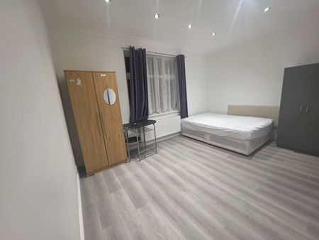 Studio Flat, Ashurst Drive, IG6 - Photo 4