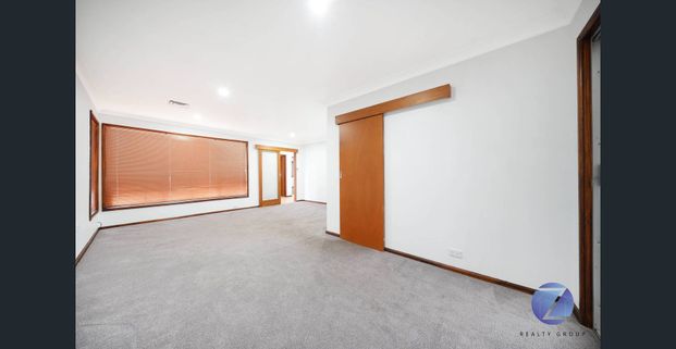 Explore Comfort and Convenience in Elderslie! - Photo 1