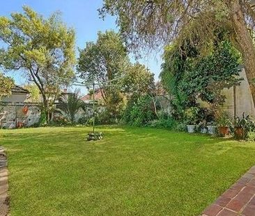 Large 4 Bedroom House for lease now - Photo 2
