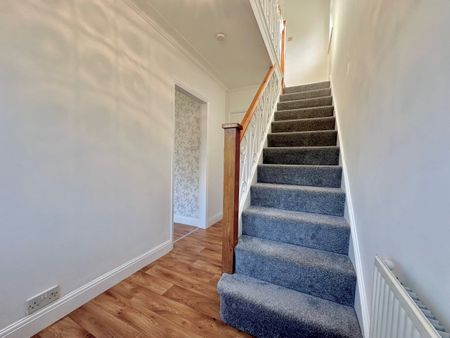 4 Bed Semi-Detached House, Kirkdale Crescent, LS12 - Photo 2