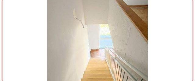 Modernes Wohnhaus in zentraler Lage – 5 Zimmer, Galerie, Garten, Kamin, 2 PKW-Stellplätze - Foto 1