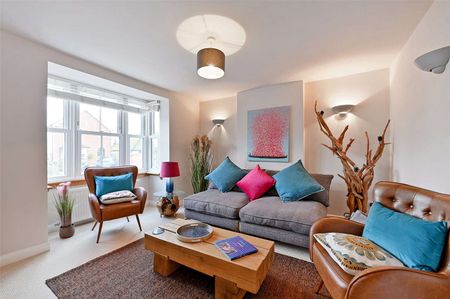 SHORT TERM - Updated four-bedroom period home situated in the heart of Cookham just 0.4 miles from the station. - Photo 3