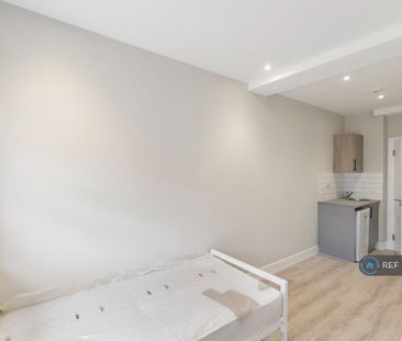 Studio to rent - Photo 6