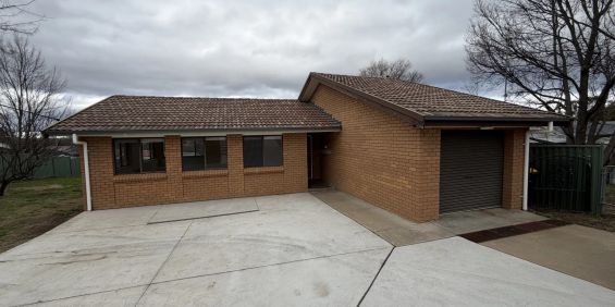 Comfortable 3-Bedroom Brick Home with Air Conditioning & Garage - Photo 3