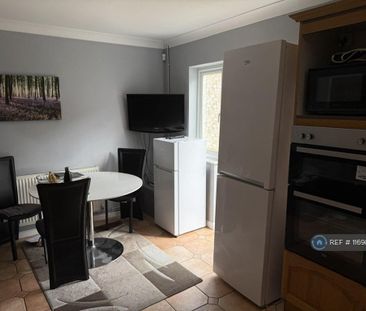 1 bedroom in a house share to rent - Photo 5