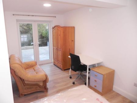 1 bedroom in a house share to rent - Photo 2