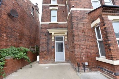 2 bedroom Flat in Cardigan Road, Leeds - Photo 1