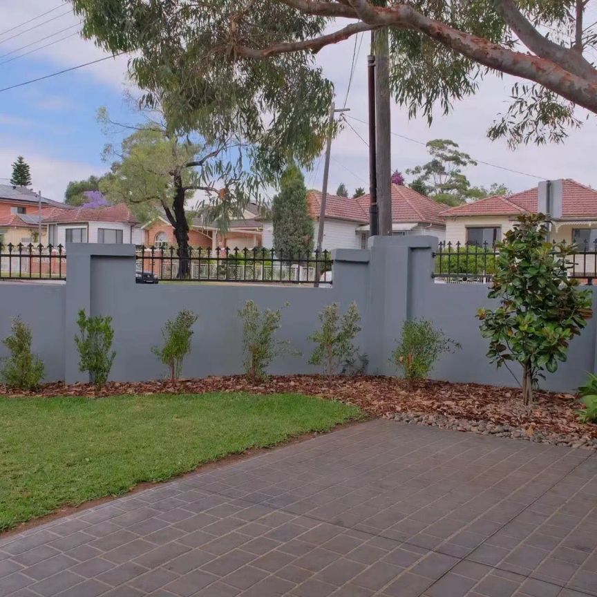 Three Bedroom Corner Block Residence close to everything - Photo 1