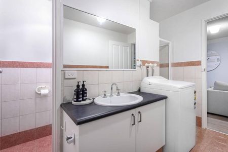 CHIC URBAN APARTMENT - Photo 5