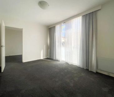 “LIGHT FILLED APARTMENT!” - Photo 3