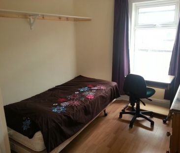 four-bed house - Photo 6