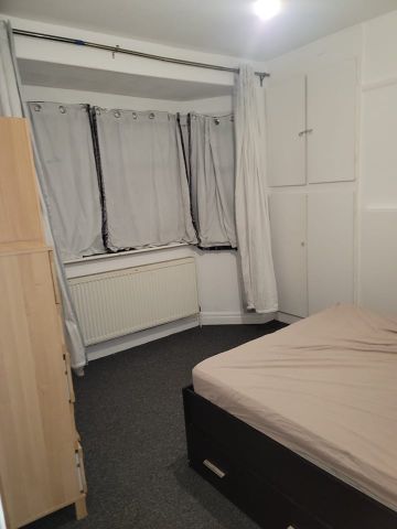 Room in a Shared House, Springfield Drive, IG2 - Photo 5