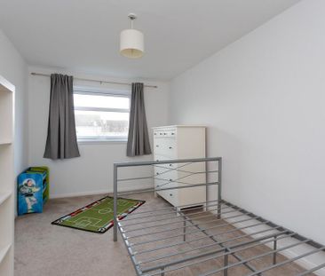 4 bedroom end of terrace house to rent - Photo 1
